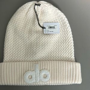 New with tags on Alo cream hat